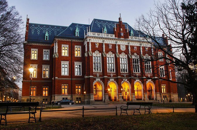 2-Hour City Walking Tour in Creepy Krakow - English Delivery and Story Flow: How It Stays Engaging