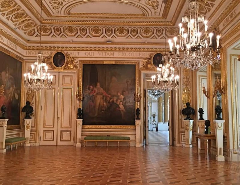 5-hour: Royal Castle, Old Town, Wilanow Palace /inc.Pick-up/ - Audio guides in multiple languages: a practical advantage