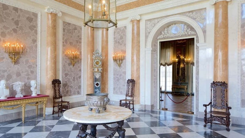 5-hour: Royal Castle, Old Town, Wilanow Palace /inc.Pick-up/ - Royal Castle and Castle Square: more than a grand building
