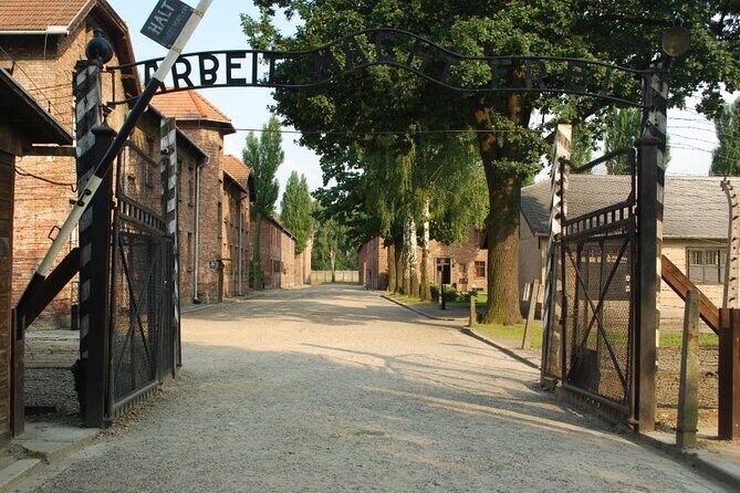 Auschwitz and Birkenau Round-Trip VIP Transport from Krakow - Time limits and flexibility: making the 5 to 7 hour day work
