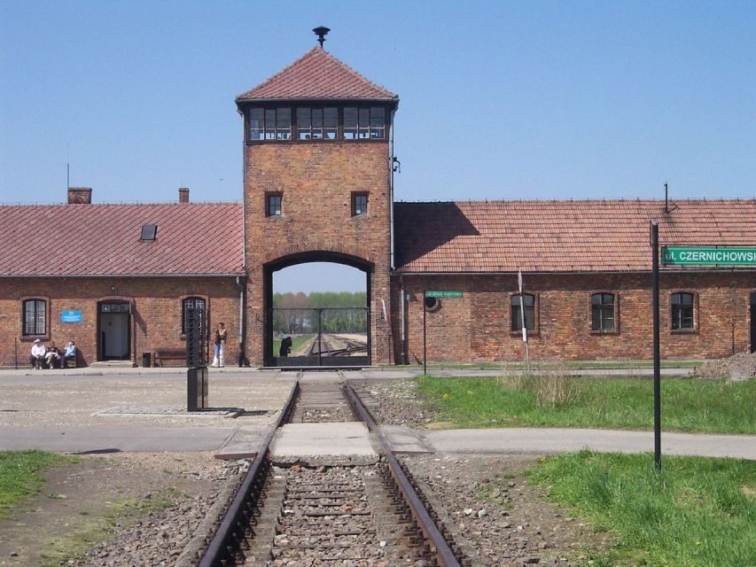 Auschwitz-Birkenau and Krakow Private Car Trip from Katowice - Lunch and Snacks: Plan for a Remote, Long Day