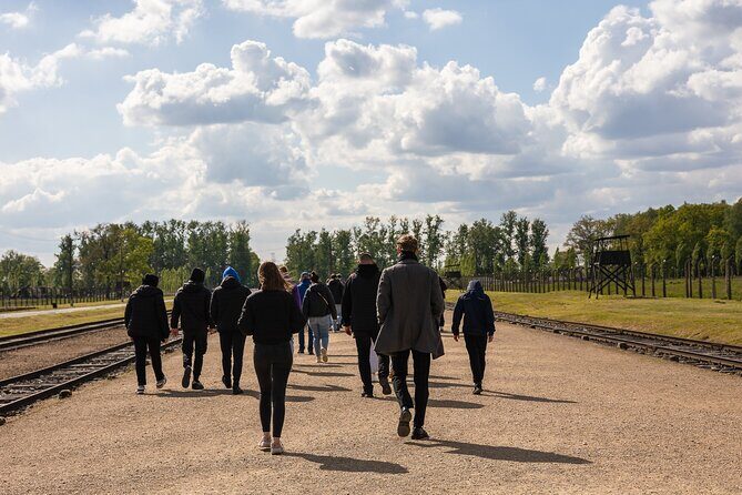 Auschwitz-Birkenau: Day Trip & Transfer from Kraków - Comfort rules, ID checks, and weather prep that can save your day