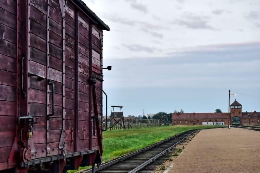 Auschwitz-Birkenau: Guided Tour and Skip-The-Line Ticket - The lunch break and the 2 km transfer to Birkenau