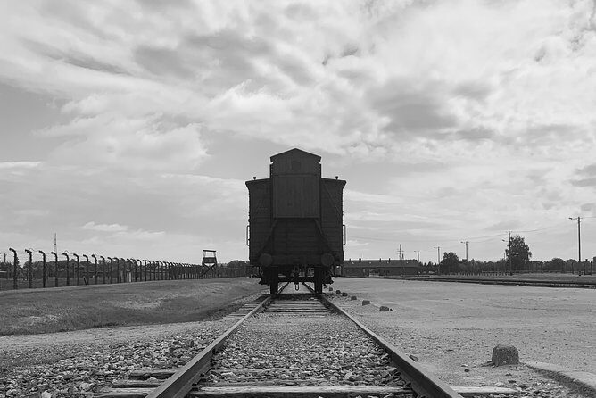 Auschwitz-Birkenau guided tour from Krakow with a private transport - Auschwitz I: getting oriented in the main site