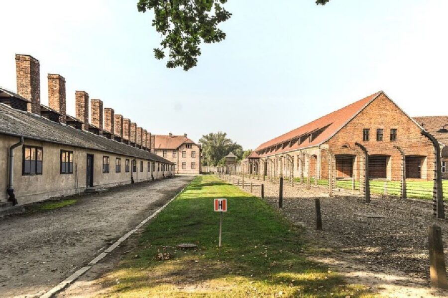 Auschwitz-Birkenau Guided Tour & Transfer from Krakow - The short transfer to Birkenau: a mindset shift in 10 minutes