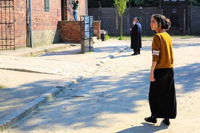 Auschwitz Birkenau: Live-Guided Tour with Transportation and Hotel Pickup - Krakow to Oświęcim: The 70 km Drive That Sets the Tone