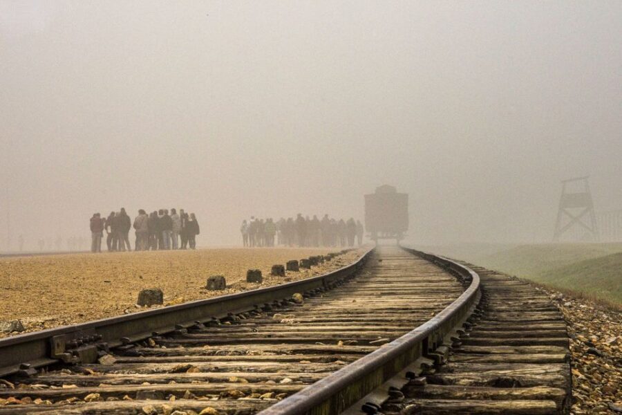 Auschwitz-Birkenau: Skip-the-Line Entry Ticket & Guided Tour - The 15-minute break and the move to Birkenau (2 km that matters)