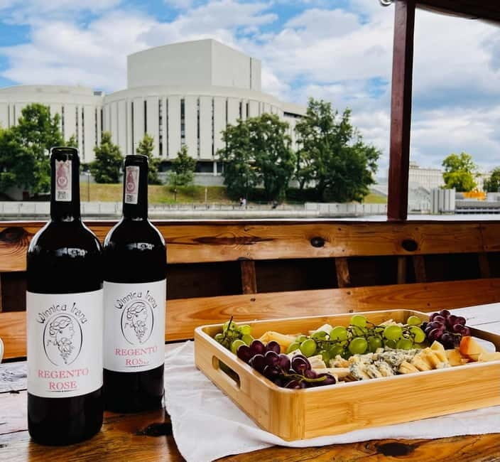 Bydgoszcz: River Cruise with local Wine and Cheese Tasting - Finding the Fryc: Wyspa Młyńska and the calm start