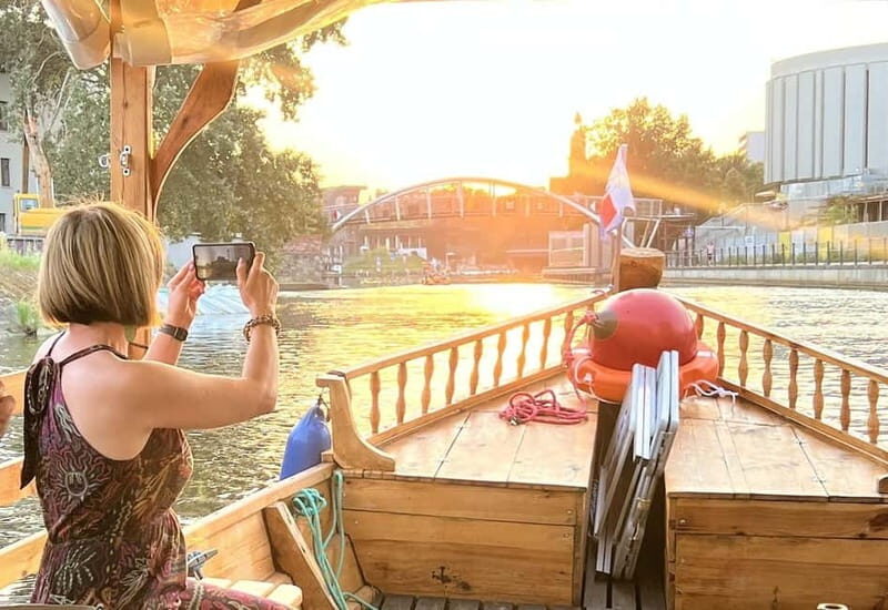 Bydgoszcz: River Cruise with local Wine and Cheese Tasting - Miejska Sluice and hydrotechnical engineering you can actually follow