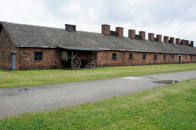Combined: Auschwitz Birkenau and Salt Mine private chauffeur from Krakow - Group dynamics inside a private transport plan