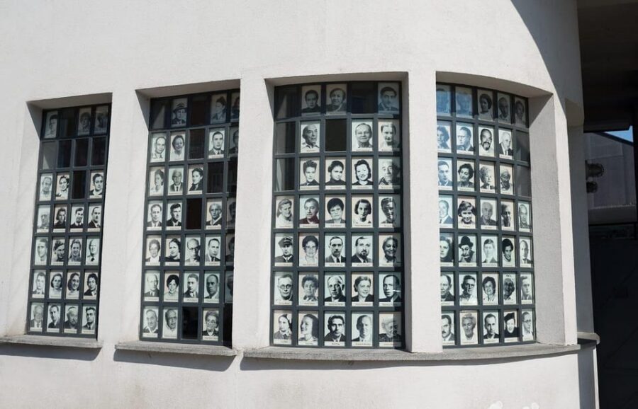 Cracow: Guided Tour of Schindler's Factory & Jewish Ghetto - Walking the ghetto wall and residences: what you should notice on your feet