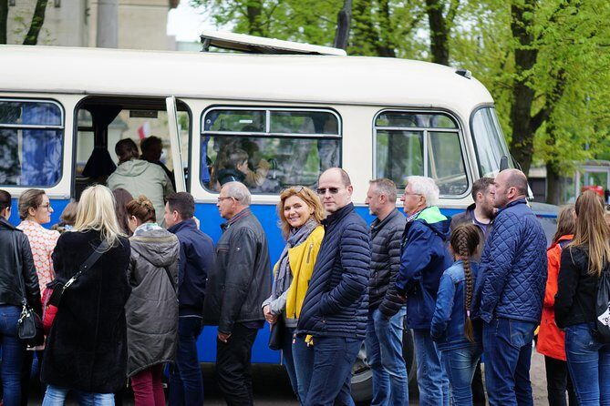 Discover the Dark Side of Warsaw in Praga District by Retro Bus - Meeting at Pałac Kultury i Nauki: the day’s setup