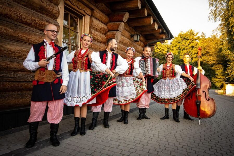 Evening Folk Show, singing, dancing and delicious food! - The Meal Plan: żurek, pork chop, apple pie, then the buffet keeps going