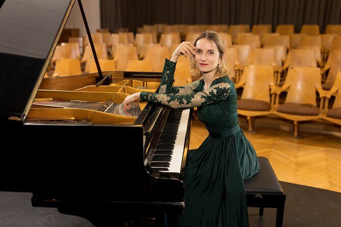 Everyday Chopin Concert at 7 PM with candlelight by the Castle - The 7 PM rhythm: welcome drink and an English intro before the first notes
