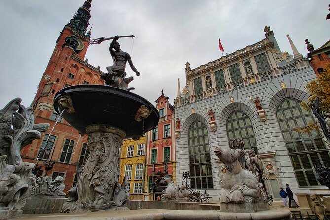 First Time in Gdańsk? Private Tour of Old Gdańsk’s Highlights - Dlugi Targ Square to Neptune’s Fountain: Photo Stops With Real Placement