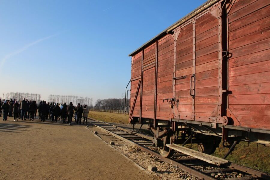 From Krakow: Auschwitz-Birkenau and Self-Guided Day Tour - The café break and food reality during a memorial day