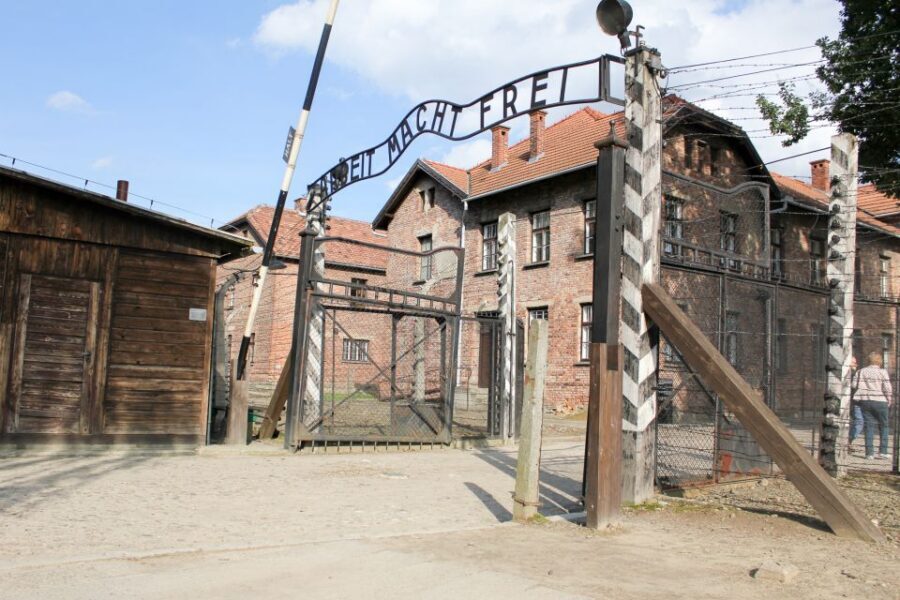From Kraków: Auschwitz-Birkenau Memorial Guided Tour - The 7-hour schedule: pick-up timing, bus rides, and time on-site