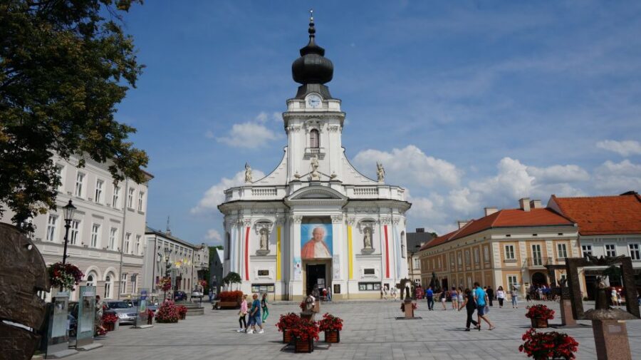 From Krakow: Full-Day Wadowice & Czestochowa Tour - Guides, language options, and how the tour keeps moving