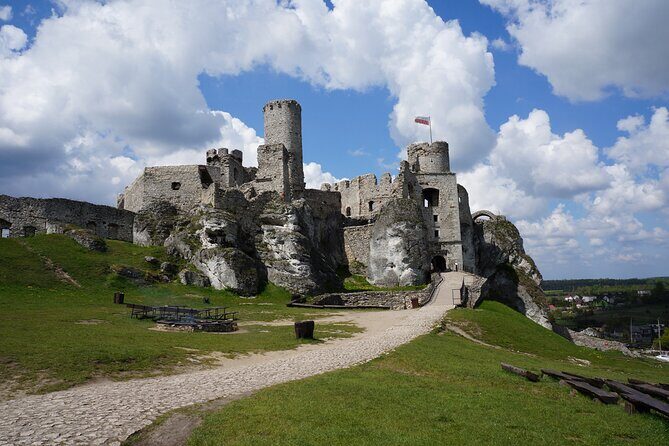 From Krakow: Ojcow National Park and Pieskowa Skala Castle - The Jurassic drive in Ojców: rock formations and that limestone “why does it look like that?” feeling