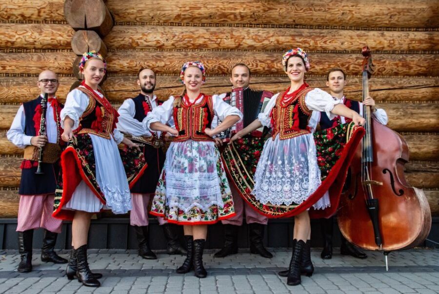 From Krakow: Polish Folk Show with All-You-Can-Eat Dinner - The evening flow: cherry vodka, 3 courses, then two buffets
