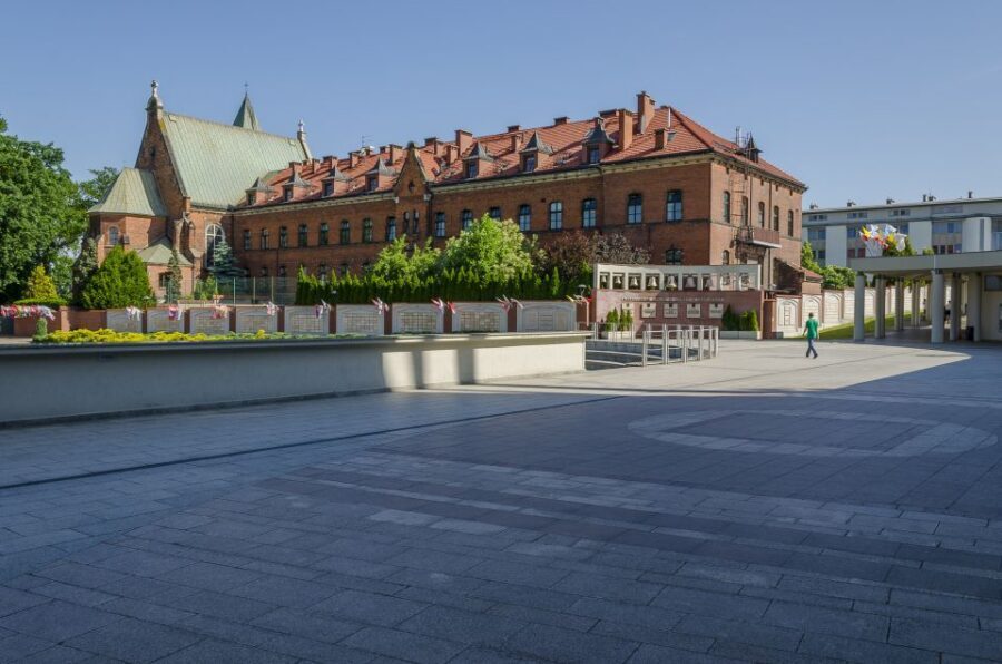 From Krakow: Wadowice & Sanctuary of Divine Mercy Tour - Kremowka break in Wadowice: a practical pause that tastes like the trip