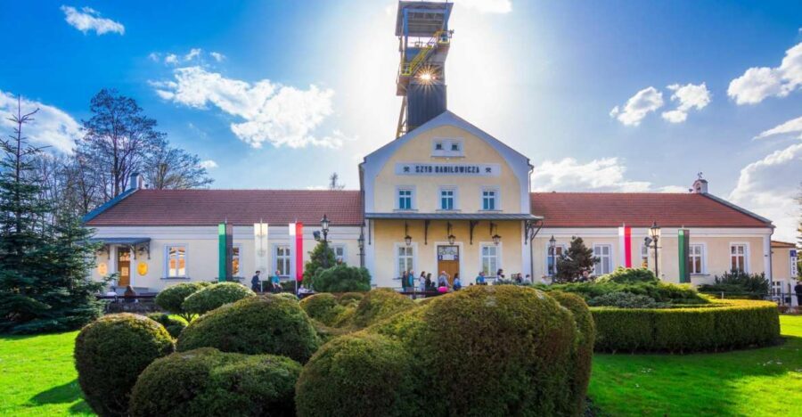 From Krakow: Wieliczka Salt Mine Tour & Skip the Line Ticket - Descending 135 Meters: Steps, Temperature, and Timing
