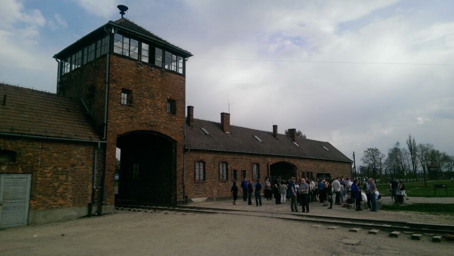 From Wrocław: Full-Day Auschwitz-Birkenau Guided Tour - Auschwitz I: A Museum Layout That Explains How Persecution Worked