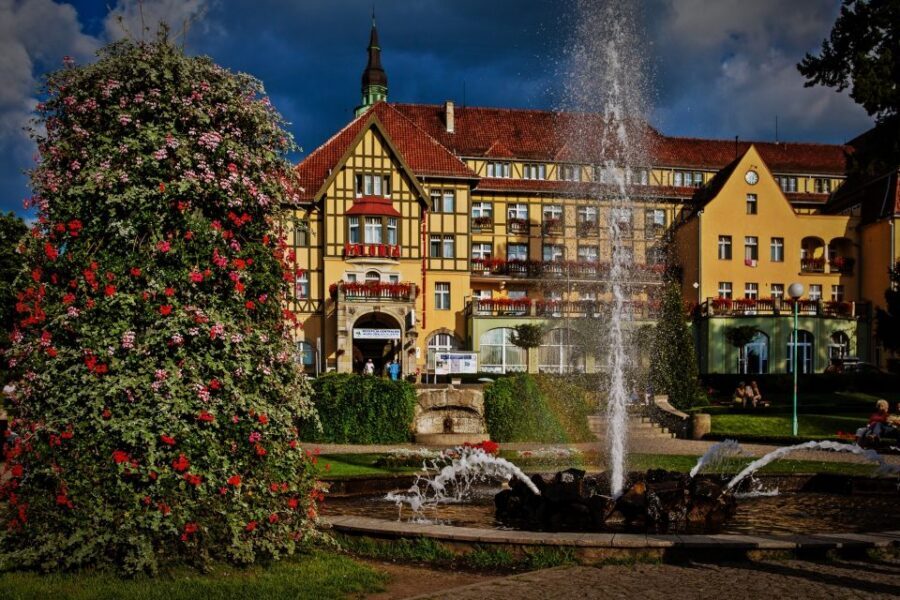From Wroclaw: Full-Day Stolowe Mountains Trekking Tour - Group size, guide experience, and language support