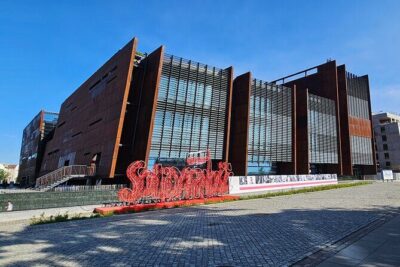 Gdansk: European Solidarity Centre Guided Tour - Entering the European Solidarity Centre (and getting oriented fast)