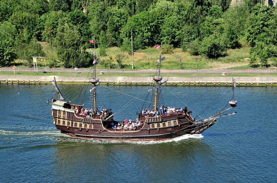 Gdansk: Guided Round-Trip Cruise to Westerplatte - Live Commentary in Polish, English, and German (and Hearing It)