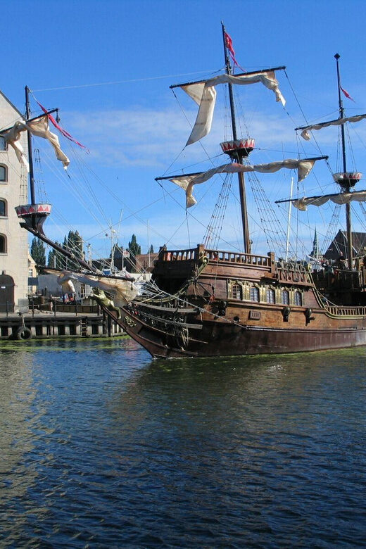 Gdansk: Guided Round-Trip Cruise to Westerplatte - Onboard Atmosphere: Bar Menu, Warm Drinks, and Live Music