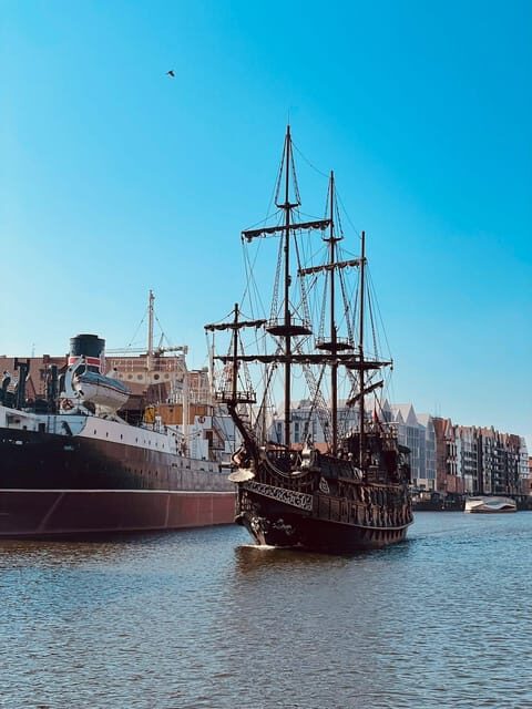 Gdansk: Guided Round-Trip Cruise to Westerplatte - The 80-Minute Route: Old Town Views to Westerplatte and Back