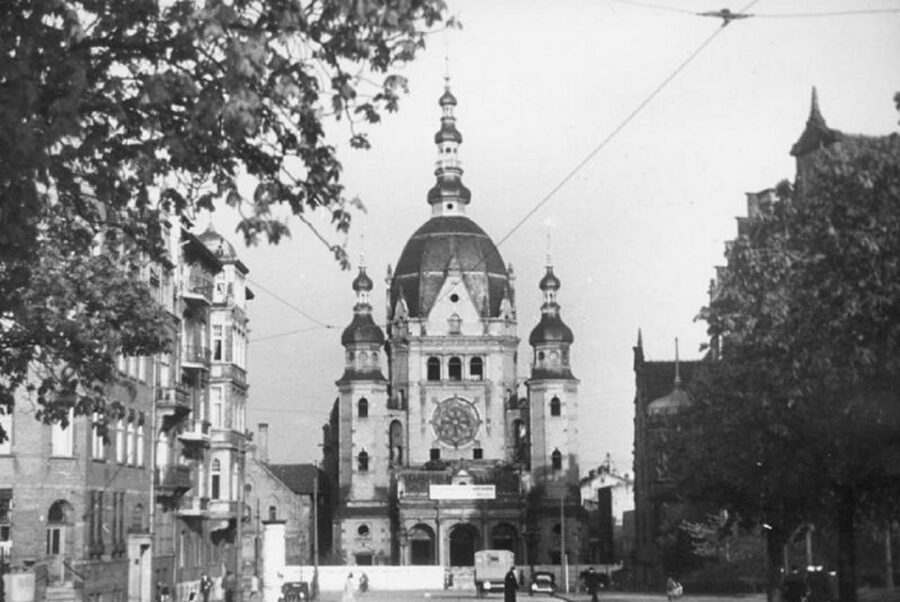 Gdansk: Jewish Heritage Guided Private Walking Tour - Old Town route: from Jewish merchants to centuries of architecture
