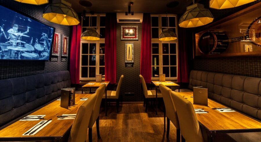 Gdansk: Legendary Burger and Zywiec Beer at Hard Rock Cafe - Live music at Hard Rock: timing your meal around the sound