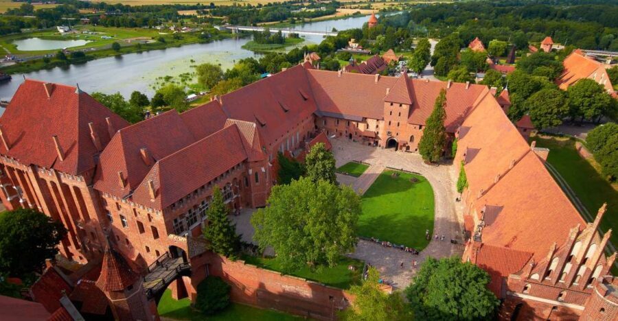 Gdansk: Malbork Castle Regular Tour - Entering the Teutonic complex: what the guide helps you notice