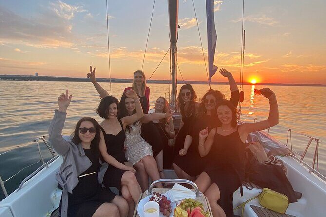 Gdańsk: Motlawa and Port yacht cruise with Welcome Drink - The 50-minute route: Motława, then port life, then a bay moment