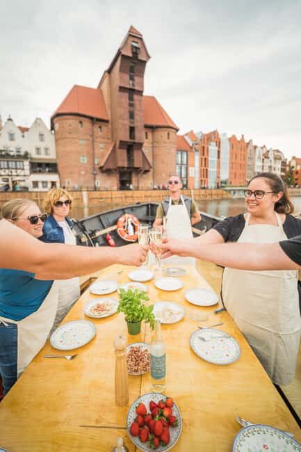 Gdańsk: Motława River Cruise with Pierogi Tasting - Views you’ll actually enjoy: quays, tenements, and the Żuraw area