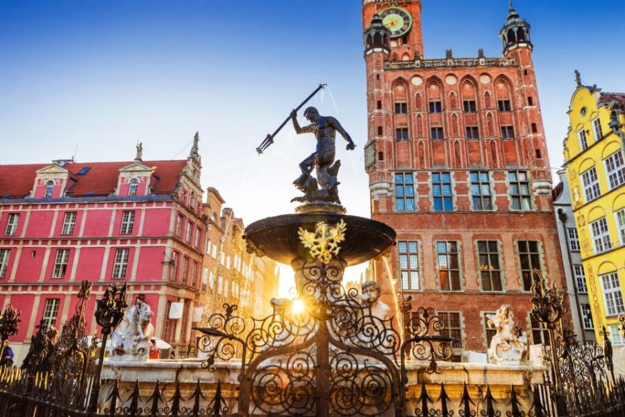Gdańsk: Old Town Private Walking Tour with Legends and Facts - The 3-hour extension: Wyspa Spichrzow and Motława River trade history