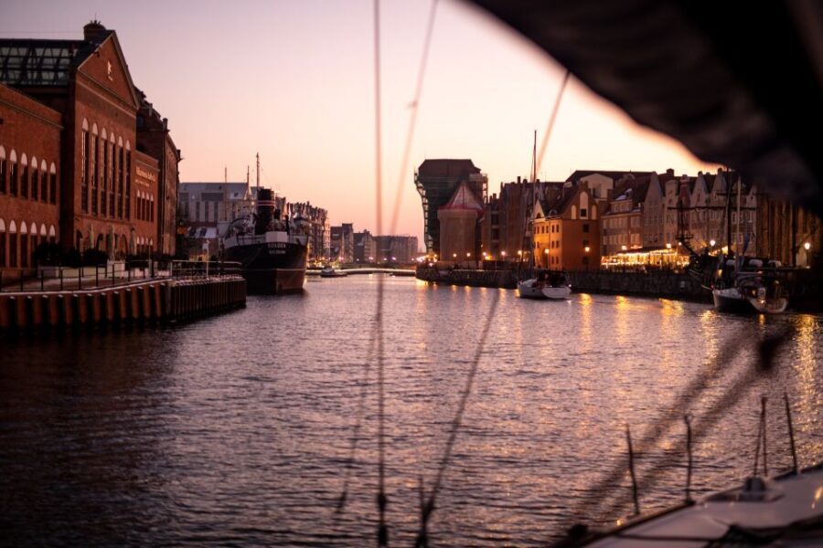 Gdańsk: Scenic Sunset Cruise with Welcome Drink - Drinks, Blankets, and a Comfortable 110 Minutes