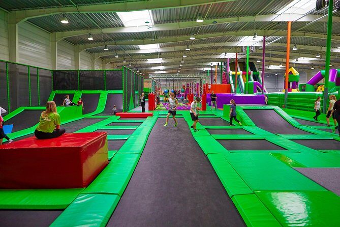 GOjump MEGAPARK Kraków-Sikorki - 1 hour Trampoline Park ticket - Safety briefing and trainers: what beginners should expect
