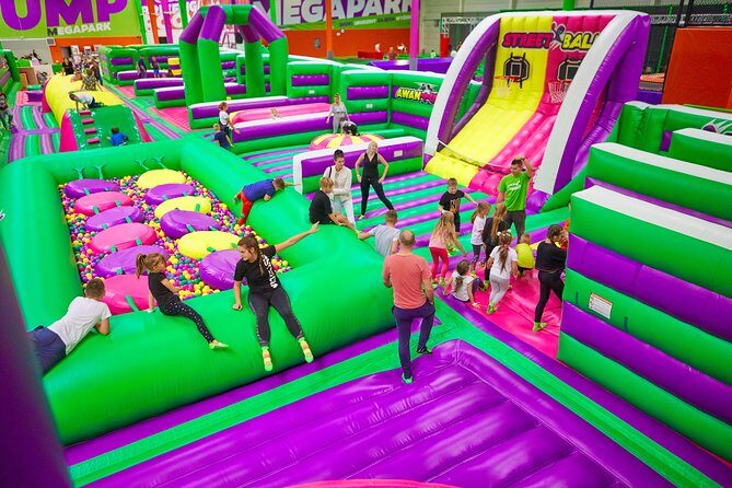 GOjump MEGAPARK Kraków-Sikorki 1h ticket: GOair Inflatable Park - Inside the park: GOair inflatables plus trampoline-style play