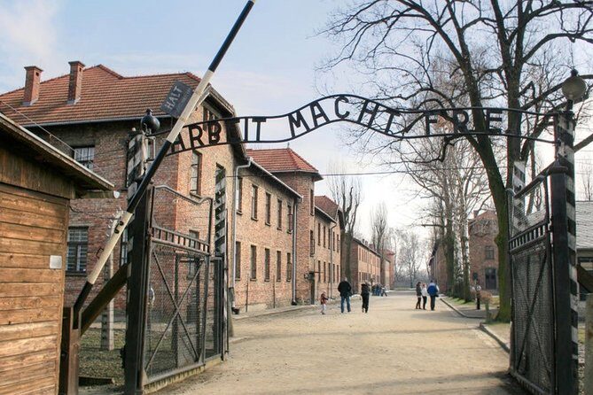 Guided Tour Krakow to Auschwitz-Birkenau with pickup options - The 7.5-hour plan: what the timing means for your day
