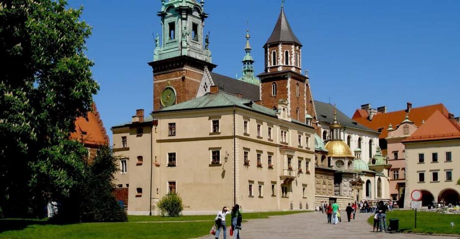 Guided Tour of the Wawel Castle & Cathedral in Cracow - Royal Crypts: Final Resting Places with a Human Scale