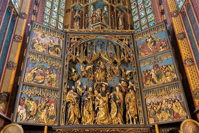 Guided tour of Wawel Castle, Cathedral and St. Mary's Basilica - St. Mary’s Basilica: why the two towers matter
