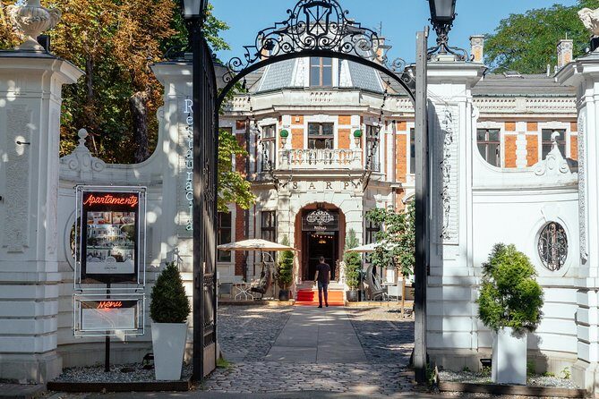 Highlights & Hidden Gems With Locals: Best of Warsaw Private Tour - Meeting at Al. Ujazdowskie 6 and why it matters