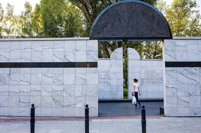Jewish Heritage and Holocaust Memorial Tour of the Former Ghetto - Warsaw Ghetto relics near Nalewki: seeing the line where it changed