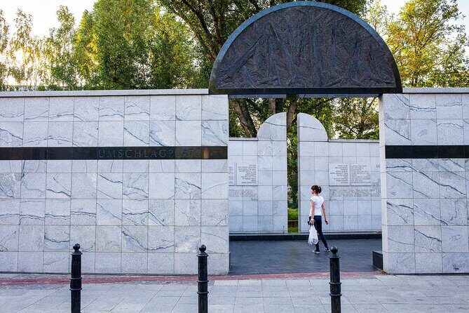 Jewish Heritage and Holocaust Memorial Tour of the Former Ghetto - POLIN Museum memorial area: the Monument to the Ghetto Heroes