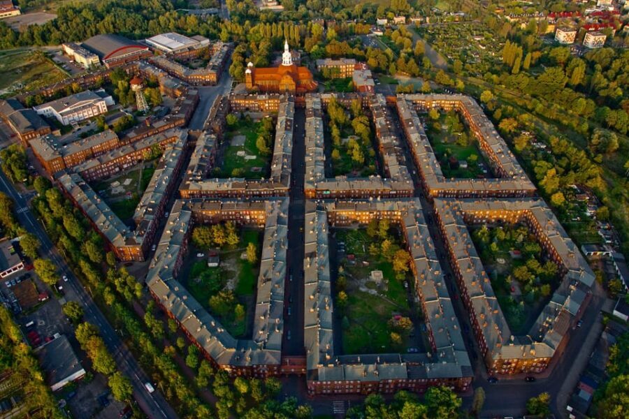 Katowice and Nikiszowiec: bicycle tour with guide - Paderewski Housing Estate and Silesian Parliament Square: planning you can feel