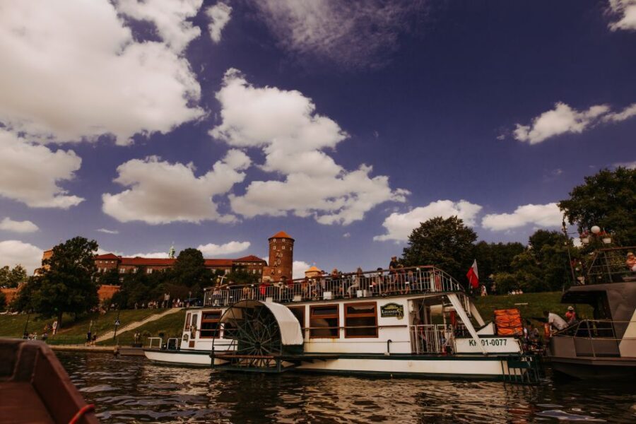 Krakow: 1-Hour Evening Vistula River Cruise - Drinks, warmth, and small comfort wins