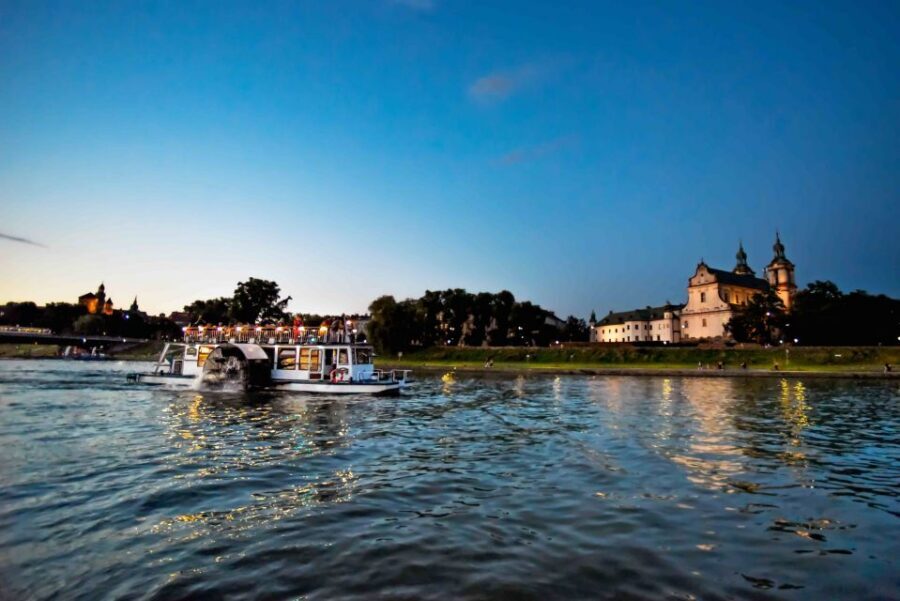 Krakow: 1-Hour Evening Vistula River Cruise - Cricoteka and Kazimierz: the Krakow district shift